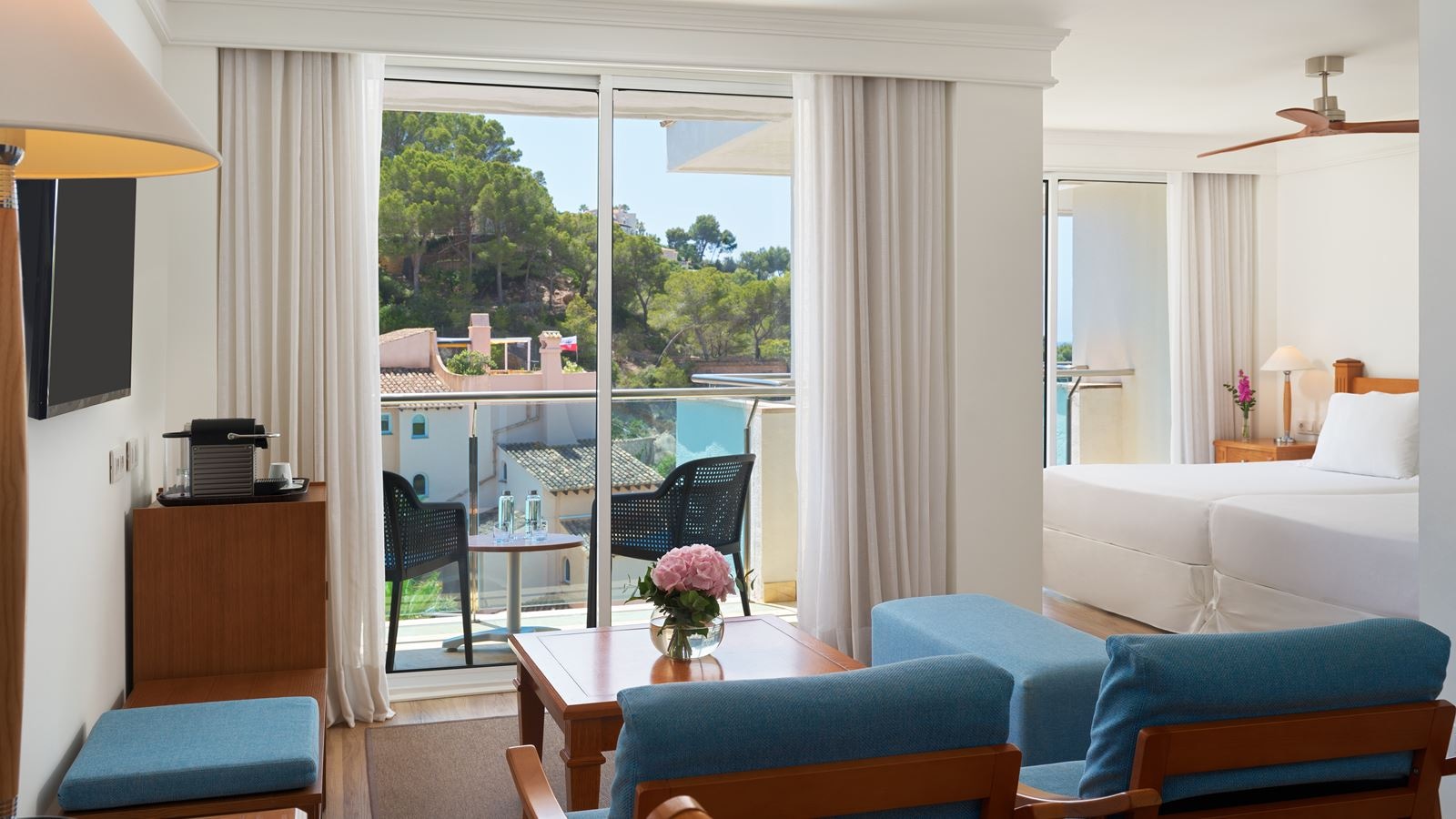 rooms-junior-suite-side-sea-view-balcony