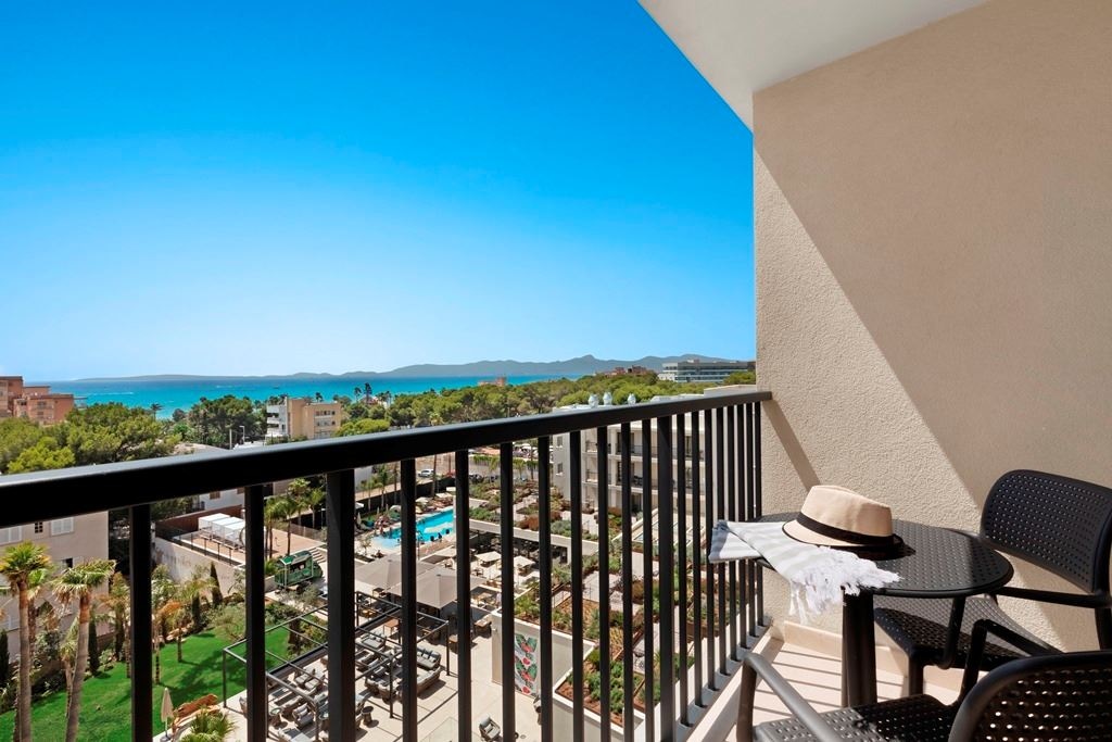 rooms-double-pool-view