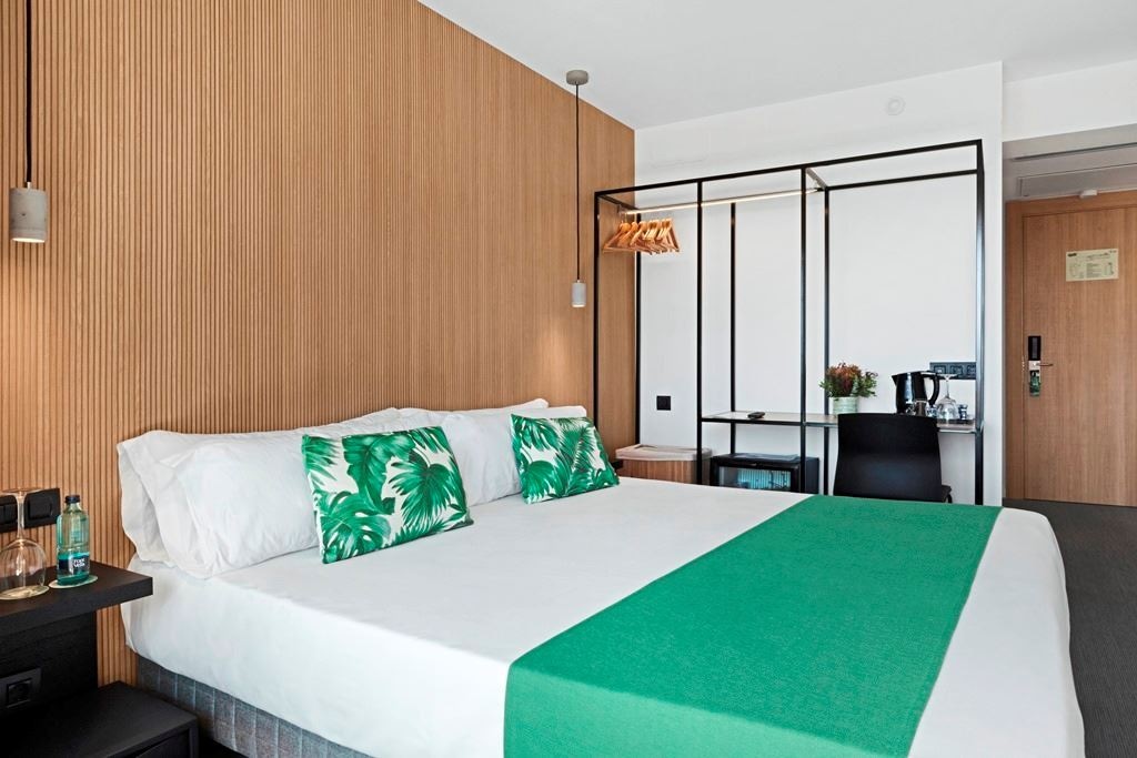 rooms-double-pool-view