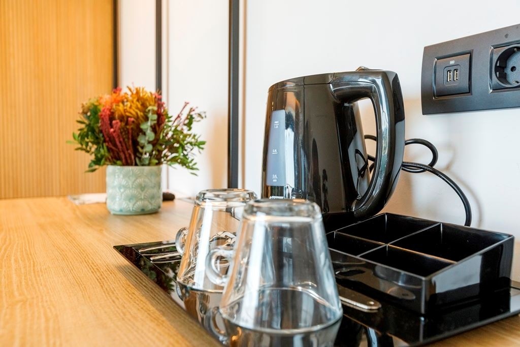 rooms-double-pool-view