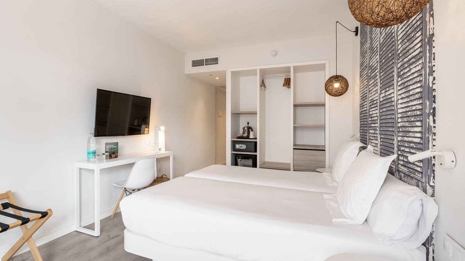 rooms-room-double-balcony