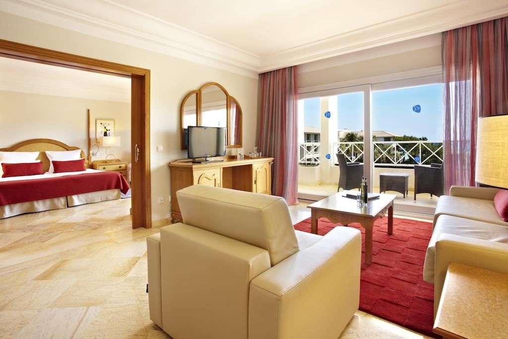 rooms-suite-side-sea-view-or-pool-view-balcony