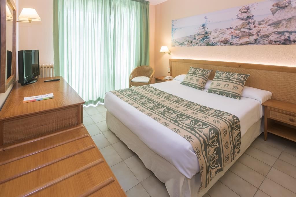 rooms-pool-view-room