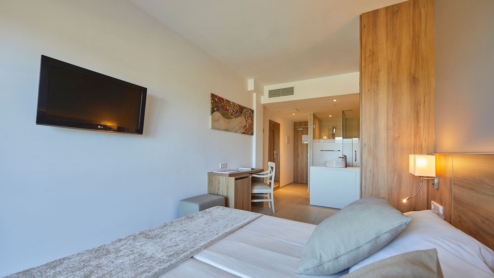 rooms-db--twin-with-balcony-or-terrace