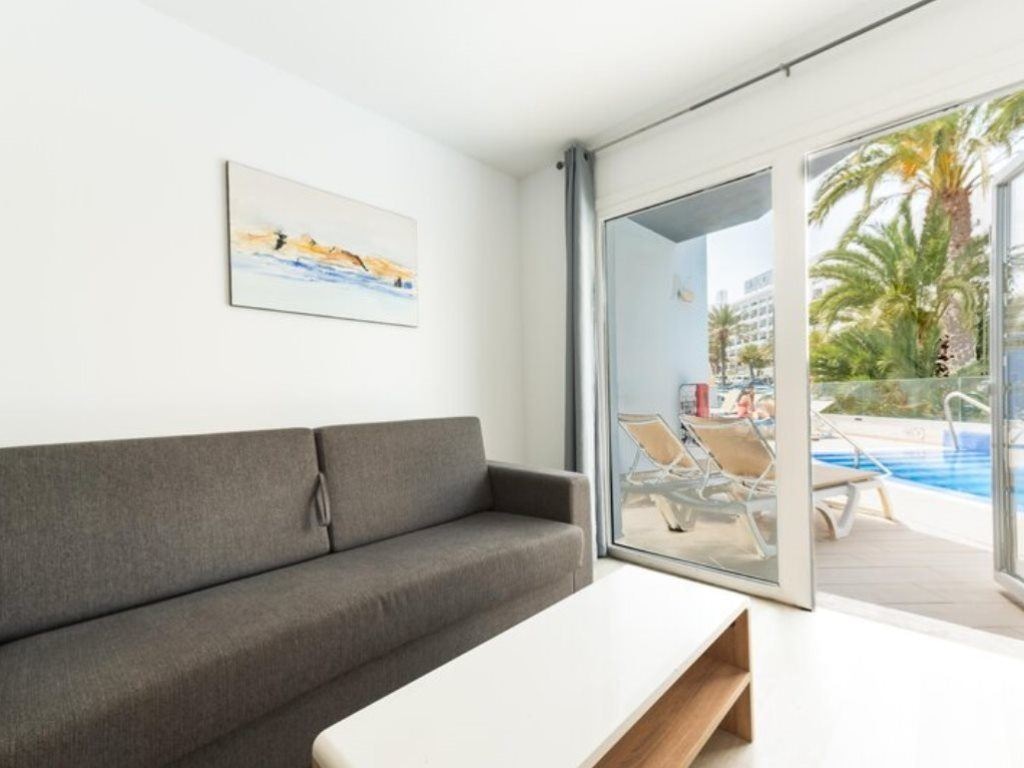 rooms-apartment-24-balcony-or-terrace