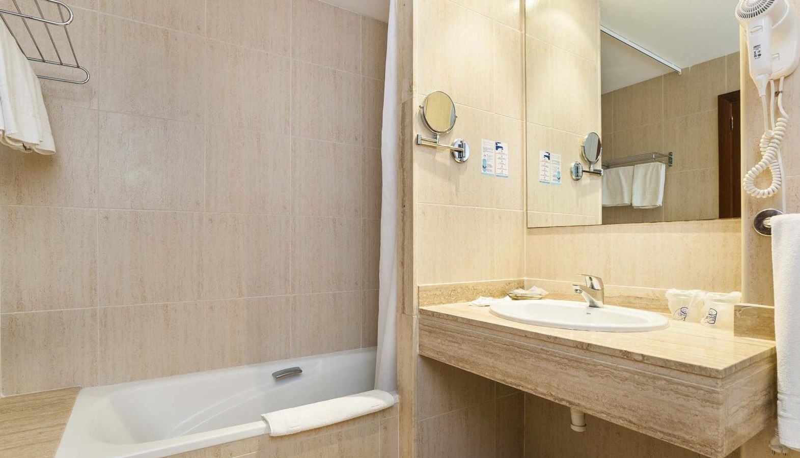 rooms-family-superior-room-balcony-or-terrace