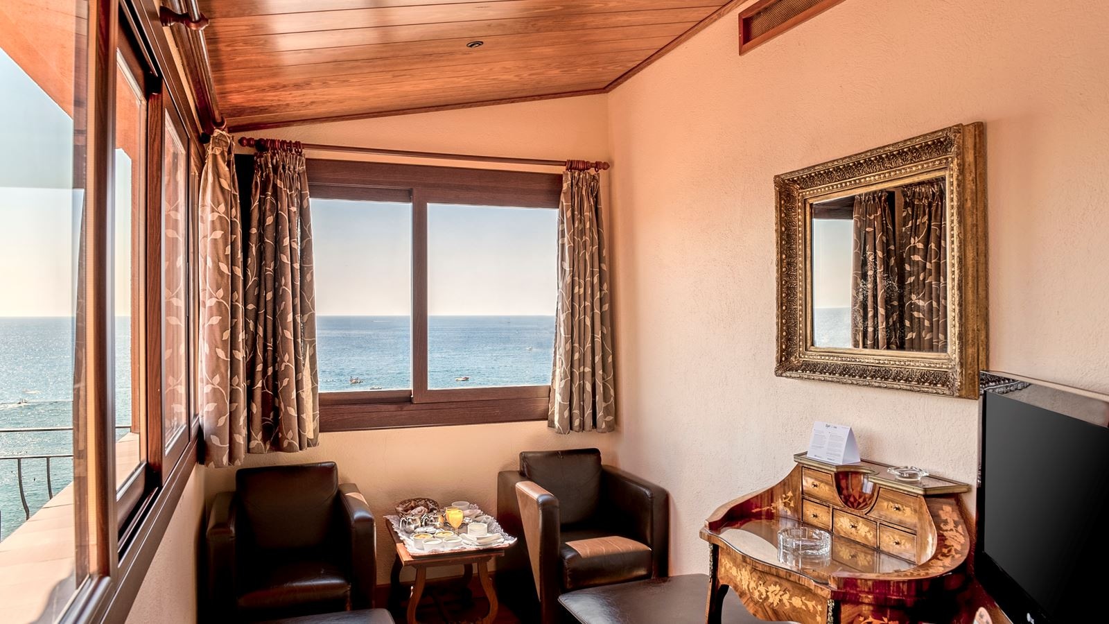 rooms-suite-lateralseaview