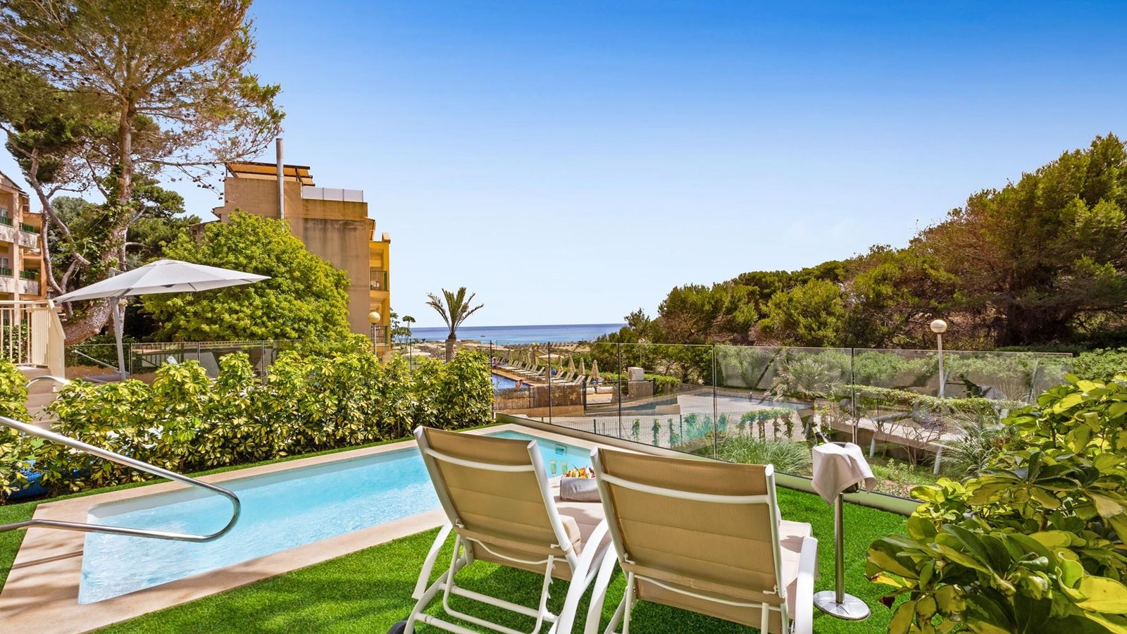 rooms-junior-suite-with-private-pool-selection-club