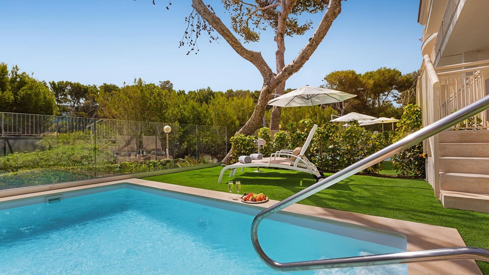 rooms-junior-suite-with-private-pool-selection-club