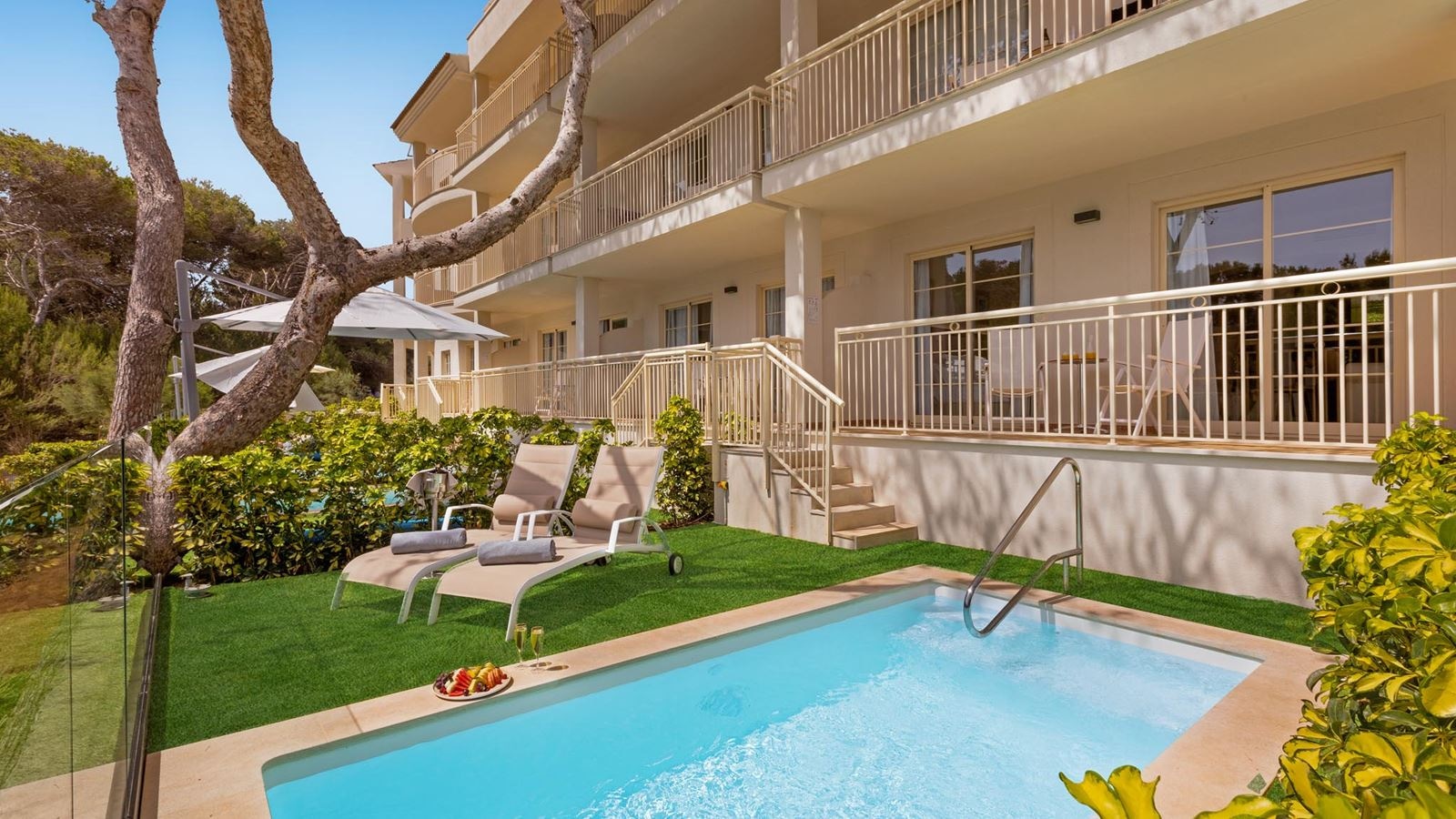 rooms-junior-suite-with-private-pool-selection-club