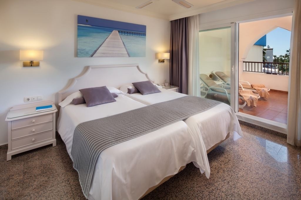 rooms-bc--double-pool-view-balcony