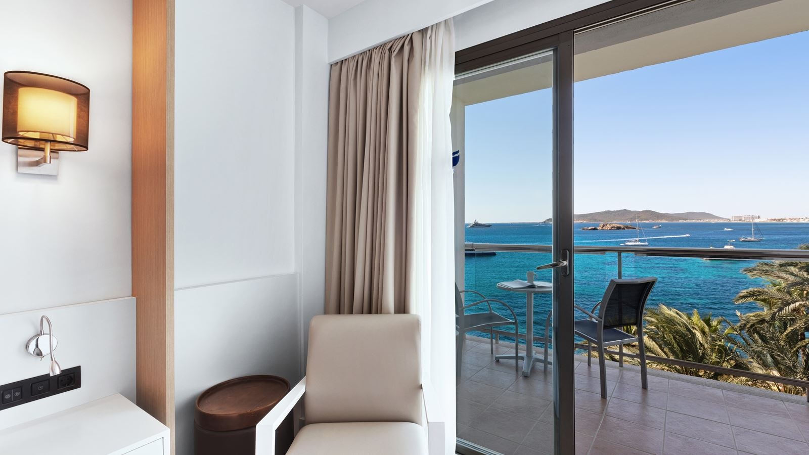 rooms-room-double-seaview-balcony-or-terrace