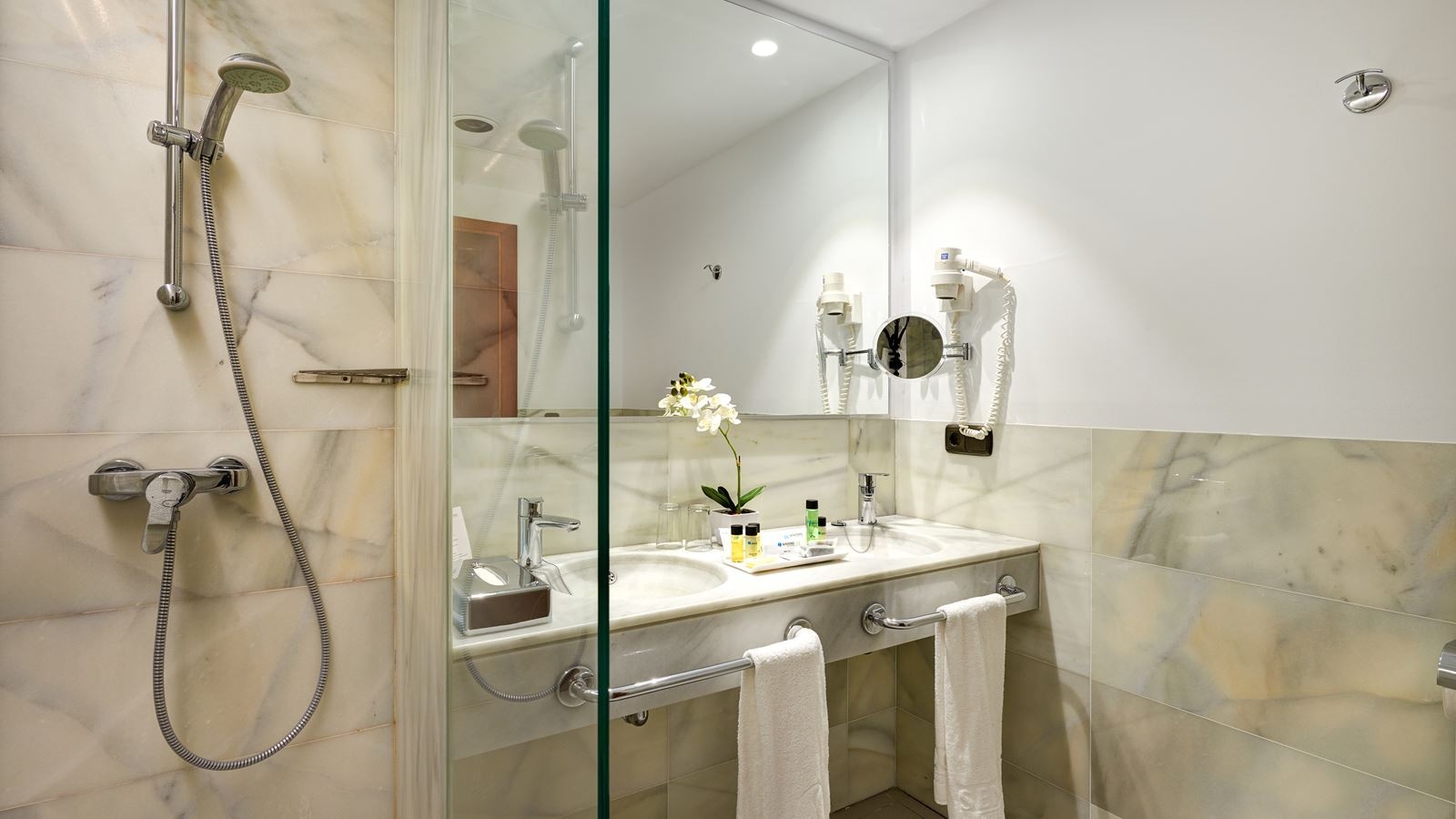 rooms-juniorsuite-lateralseaview-balcony-or-terrace