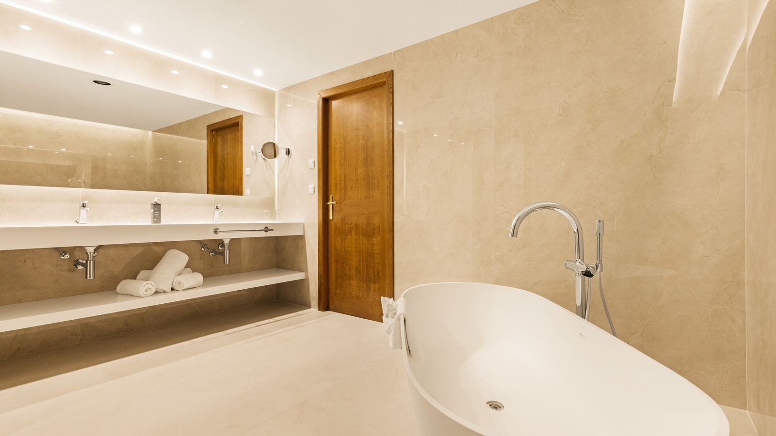 rooms-suite-balcony-or-terrace