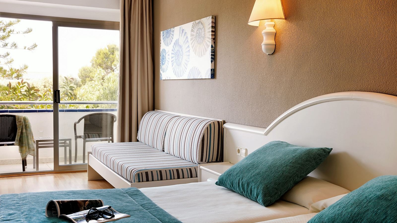 rooms-standard-room-1st-+-2nd-floor-mainbuilding-with-balcony