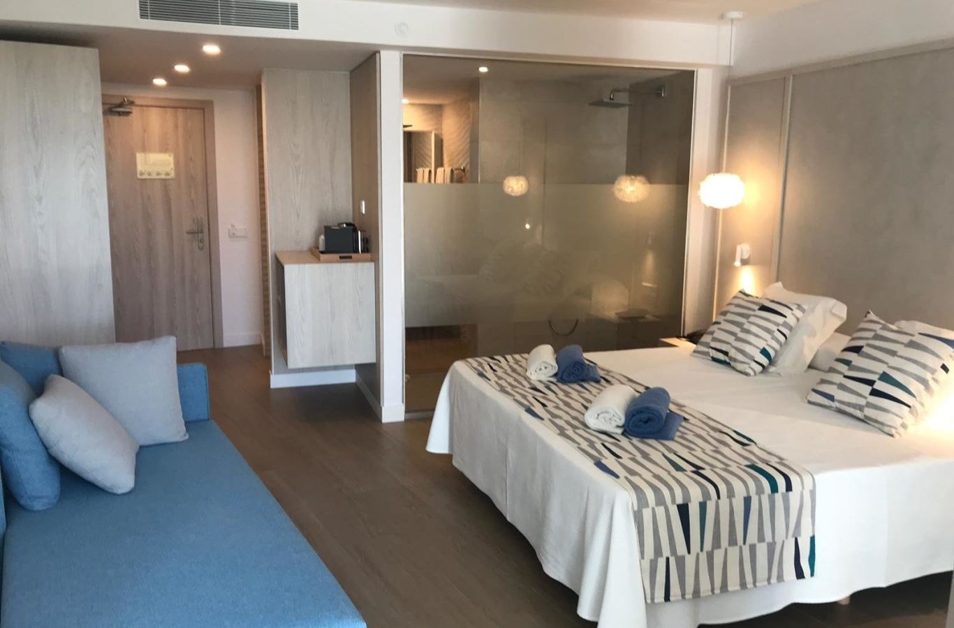 rooms-double-superior-mainbuilding-double-balcony-or-terrace