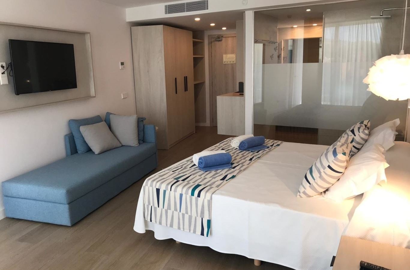 rooms-double-superior-mainbuilding-double-balcony-or-terrace