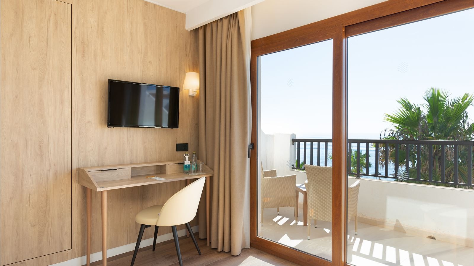 rooms-1-bedroom-suite-balcony-or-terrace