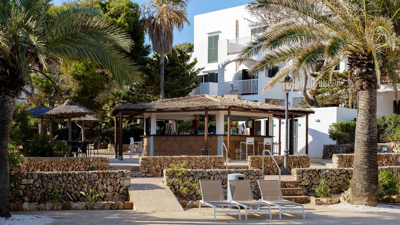 bars-la-calma-pool-4th-building