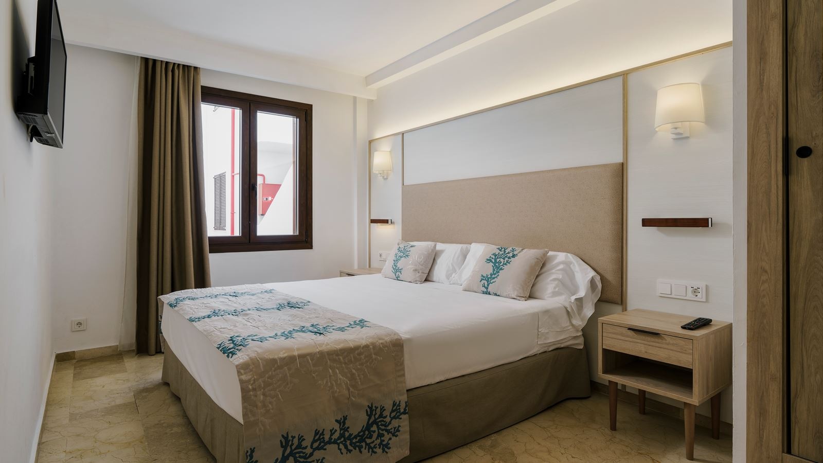 rooms-suite-2-bedrooms-balcony-or-terrace