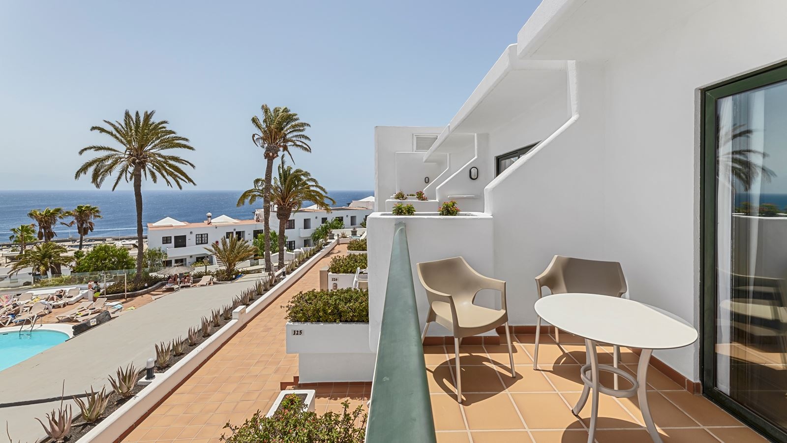 rooms-junior-suite-sea-view-balcony-or-terrace