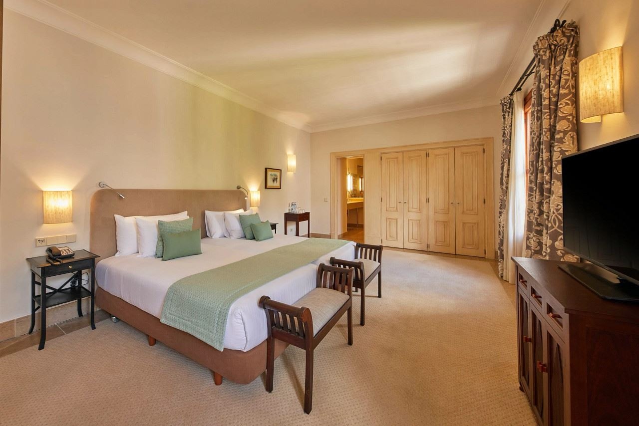 rooms-tramuntana-junior-suite--with-french-balcony