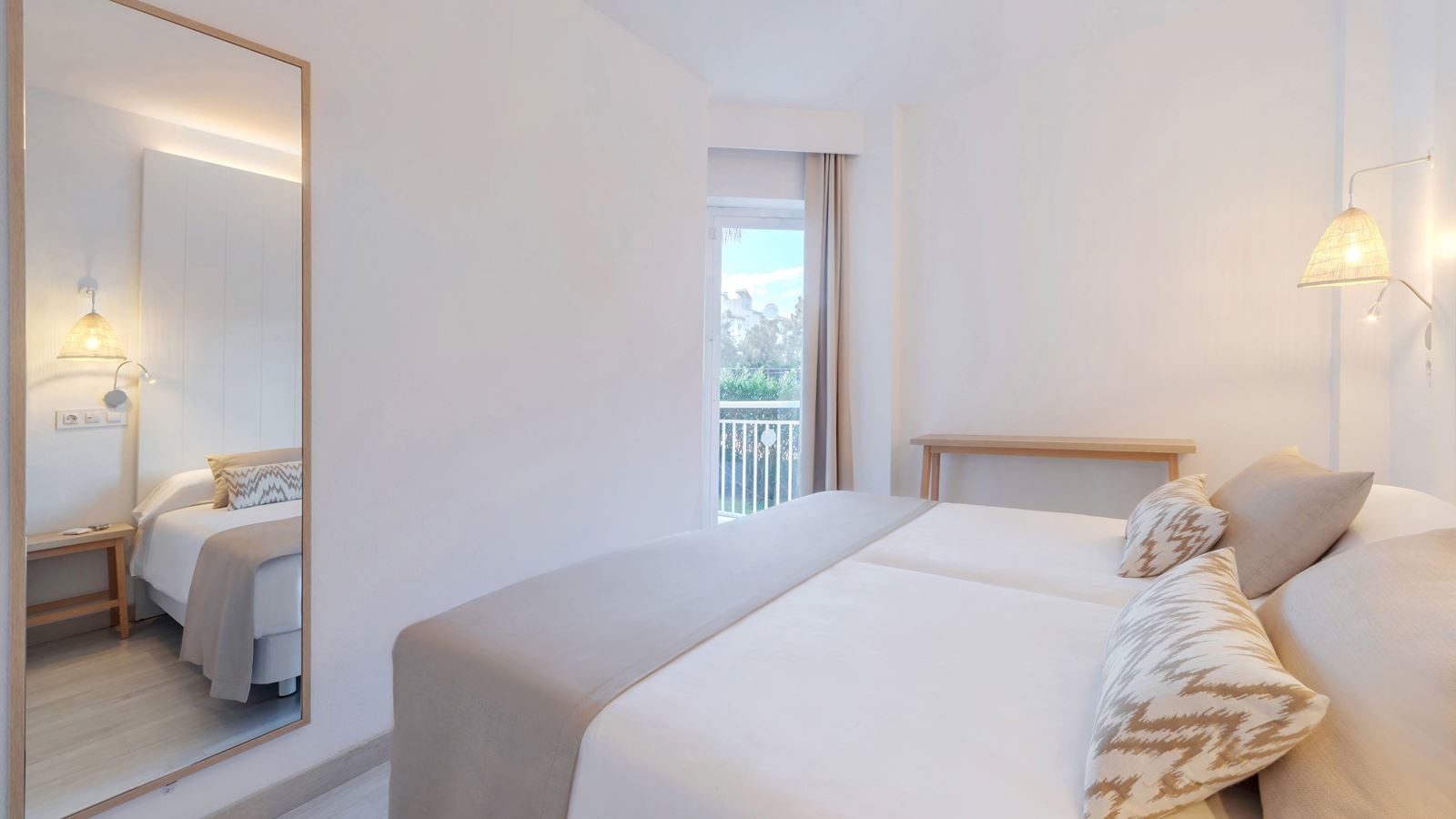 rooms-superior-1-bedroom-apartment-with-balcony-or-terrace