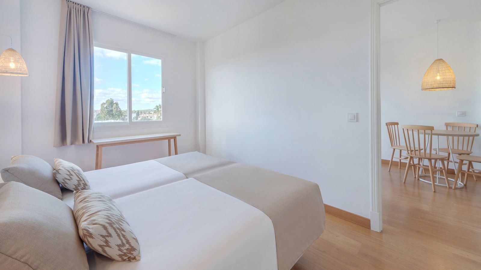 rooms-superior-1-bedroom-apartment-with-balcony-or-terrace