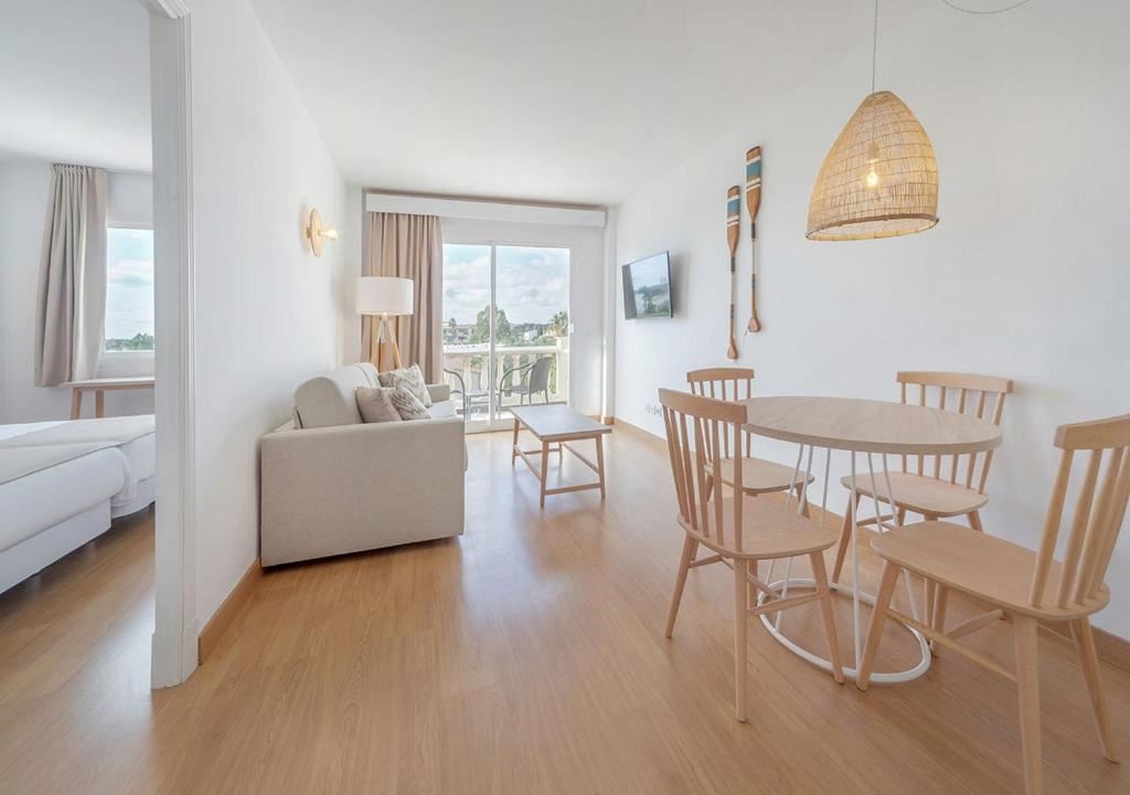 rooms-2-bedroom-apartment-with-balcony-or-terrace