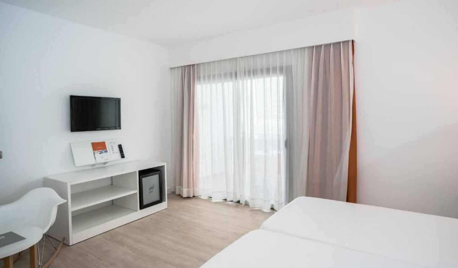 rooms-double-superior-room-balcony-or-terrace