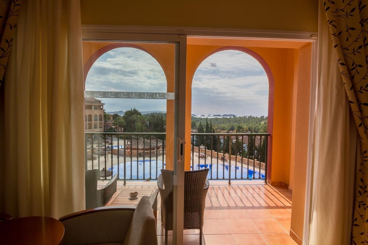 rooms-double-pool-view-balcony-or-terrace