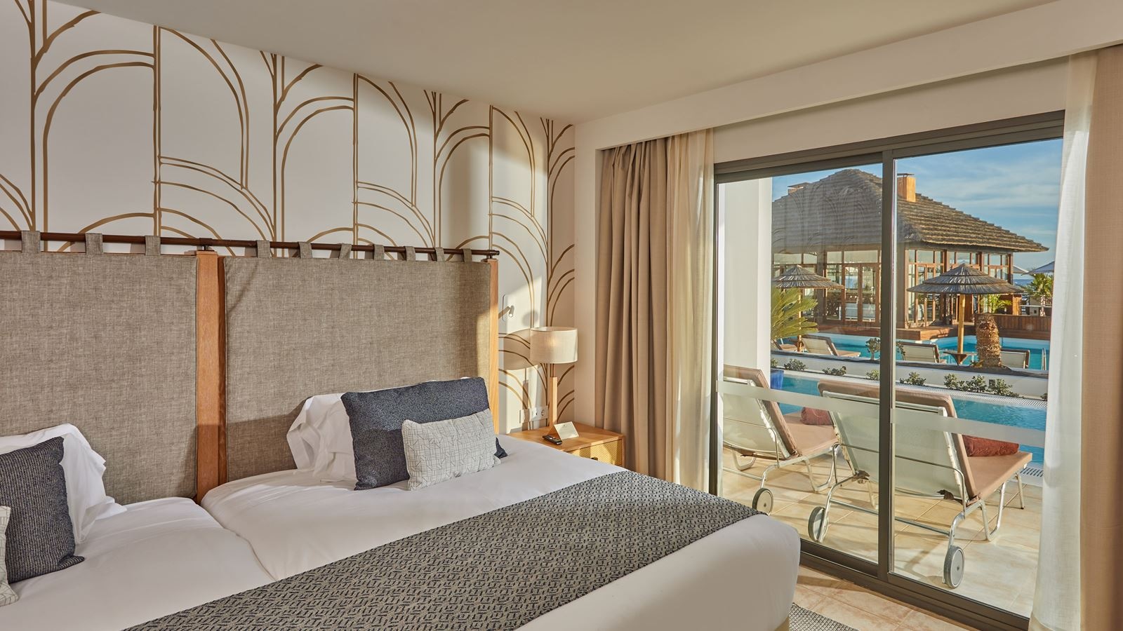 rooms-suite-swim-up-preferred-club-balcony-or-terrace