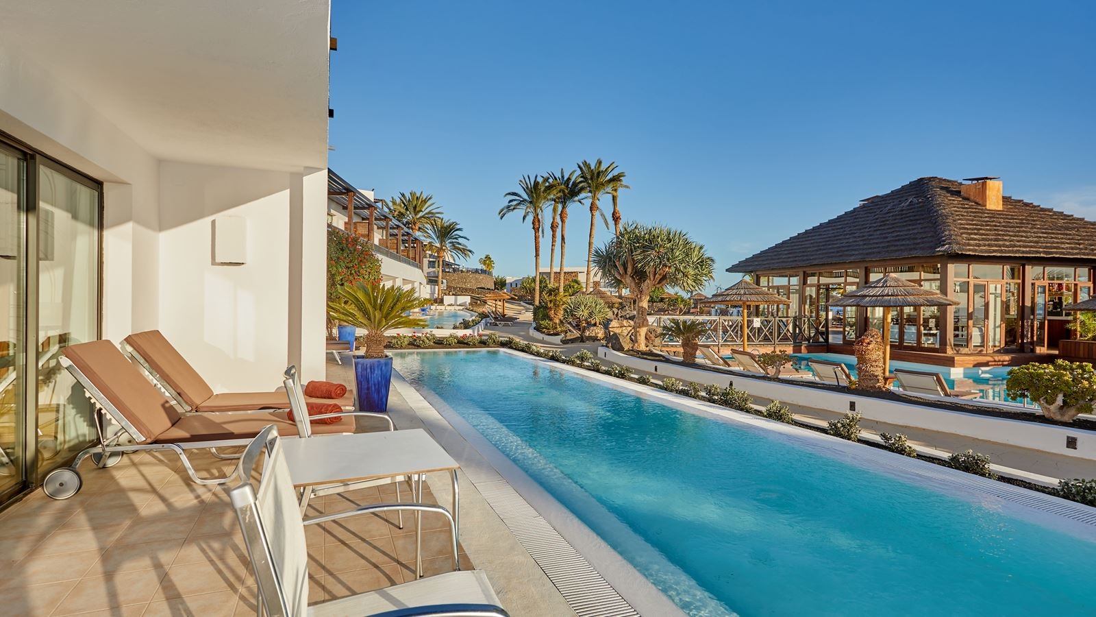 rooms-suite-swim-up-preferred-club-balcony-or-terrace