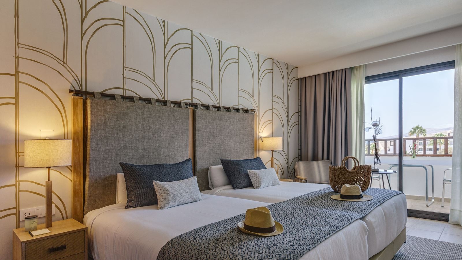 rooms-standard-ocean-front-preferred-club-balcony-or-terrace