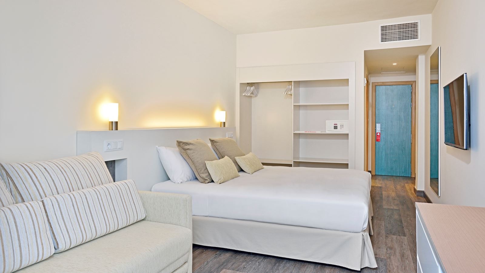 rooms-standard-room-swimming-pool-viewsingle-use