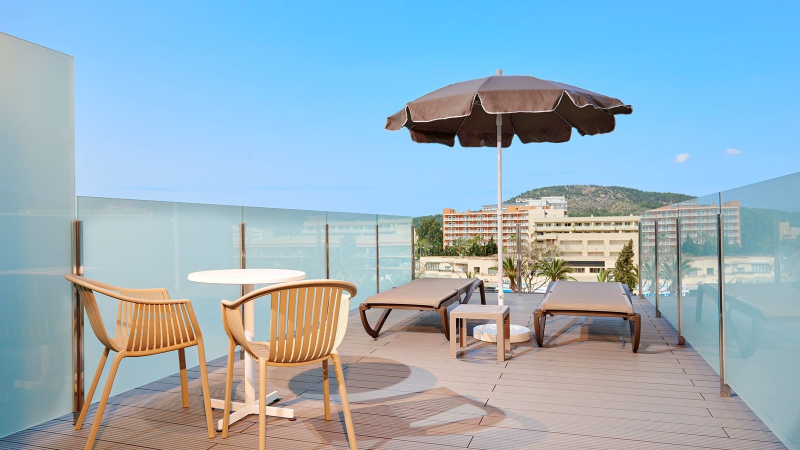 rooms-family-room-with-solarium