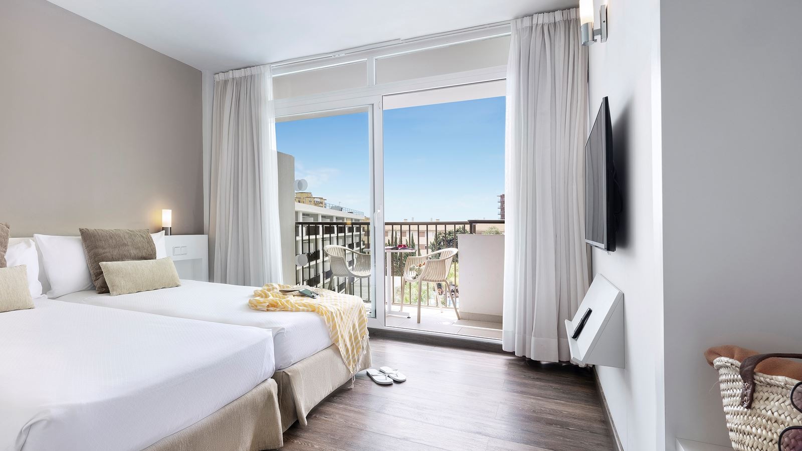 rooms-standard-juniorsuite-poolview