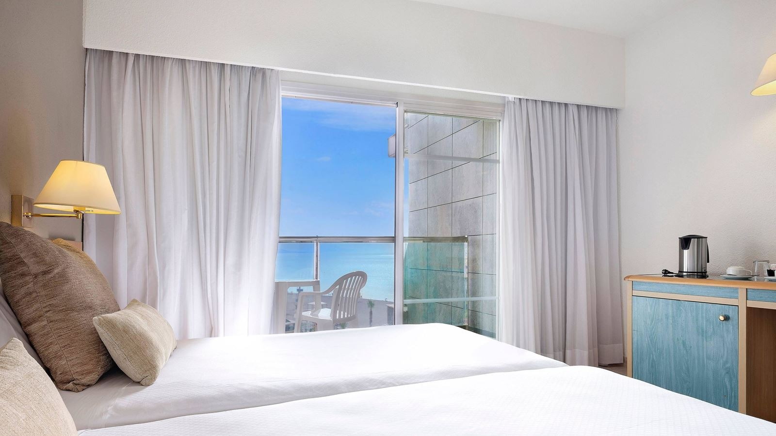 rooms-double-standard-room-lateralseaview