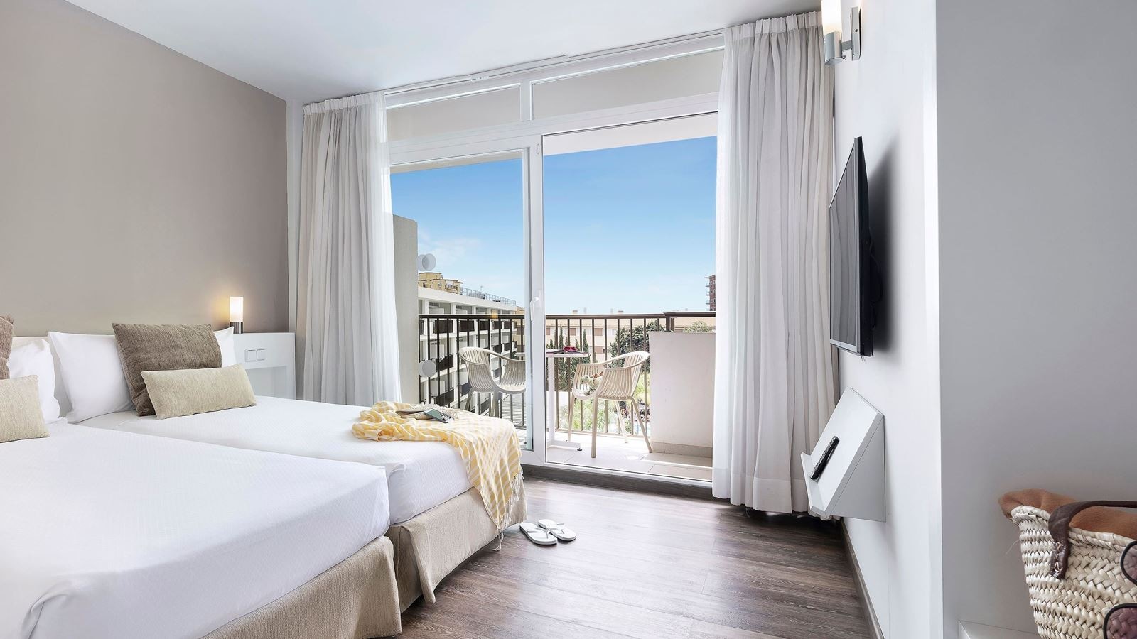 rooms-standard-juniorsuite-poolview