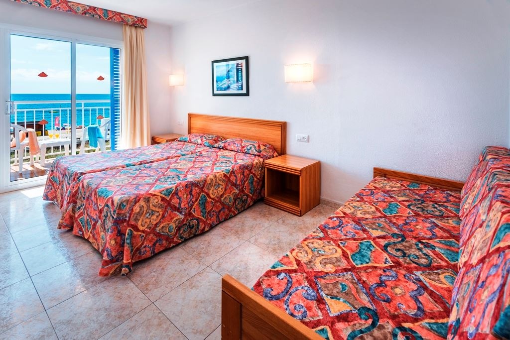 rooms-standard-room-lateral-sea-view