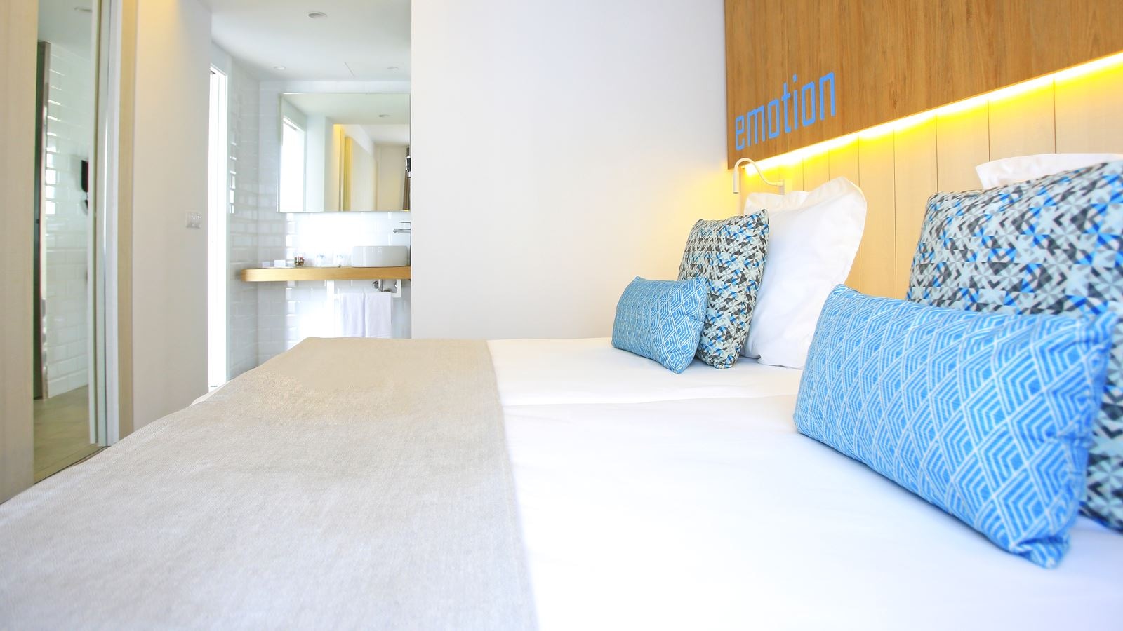 rooms-deluxe-room-balcony-or-terrace