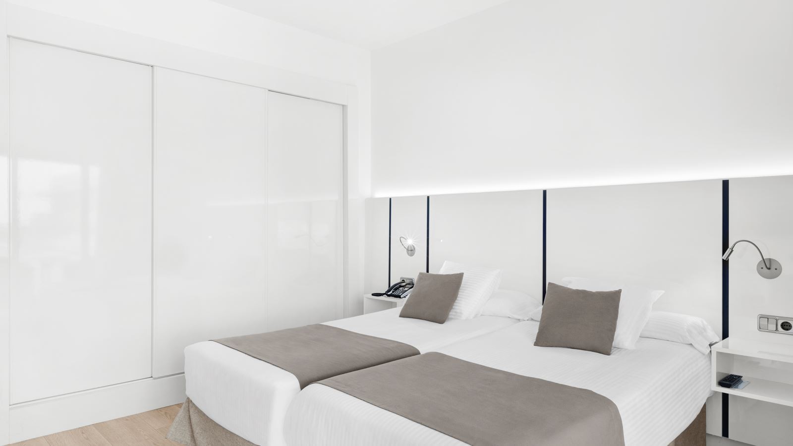 rooms-room-superior-double-lateralseaview-balcony