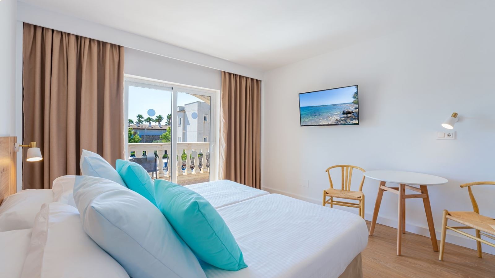 rooms-junior-suite-pool-view-balcony-or-terrace