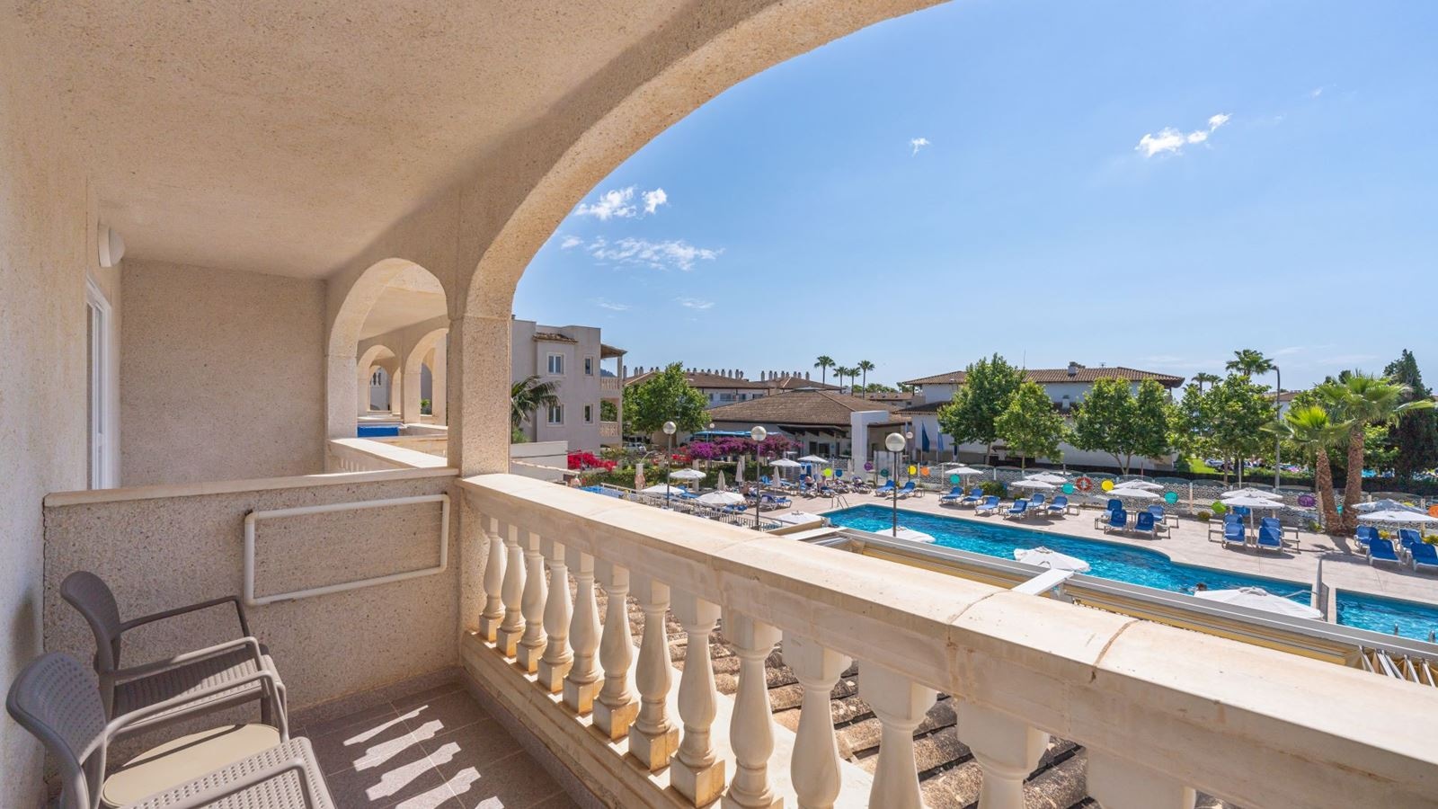 rooms-junior-suite-pool-view-balcony-or-terrace