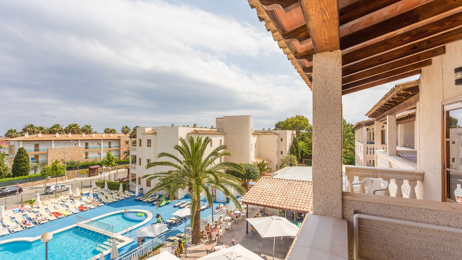 rooms-junior-suite-pool-view-balcony-or-terrace