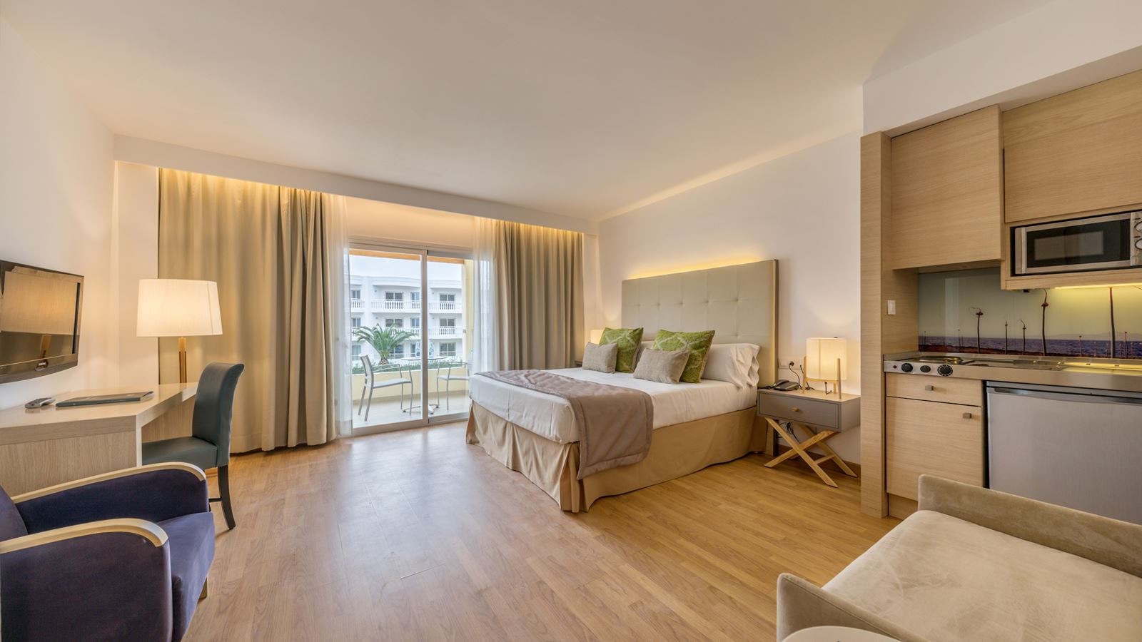 rooms-1-bedroom-suite-balcony-or-terrace