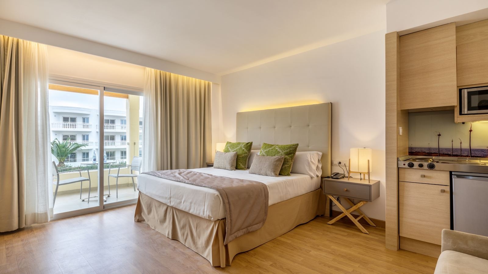 rooms-1-bedroom-suite-balcony-or-terrace