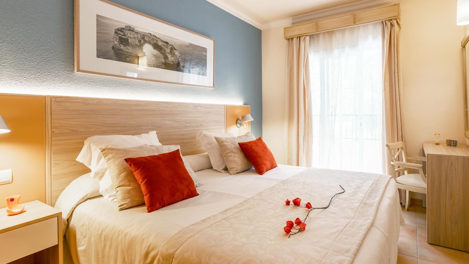 rooms-apt-1-bedroom-sideseaview-balcony-or-terrace