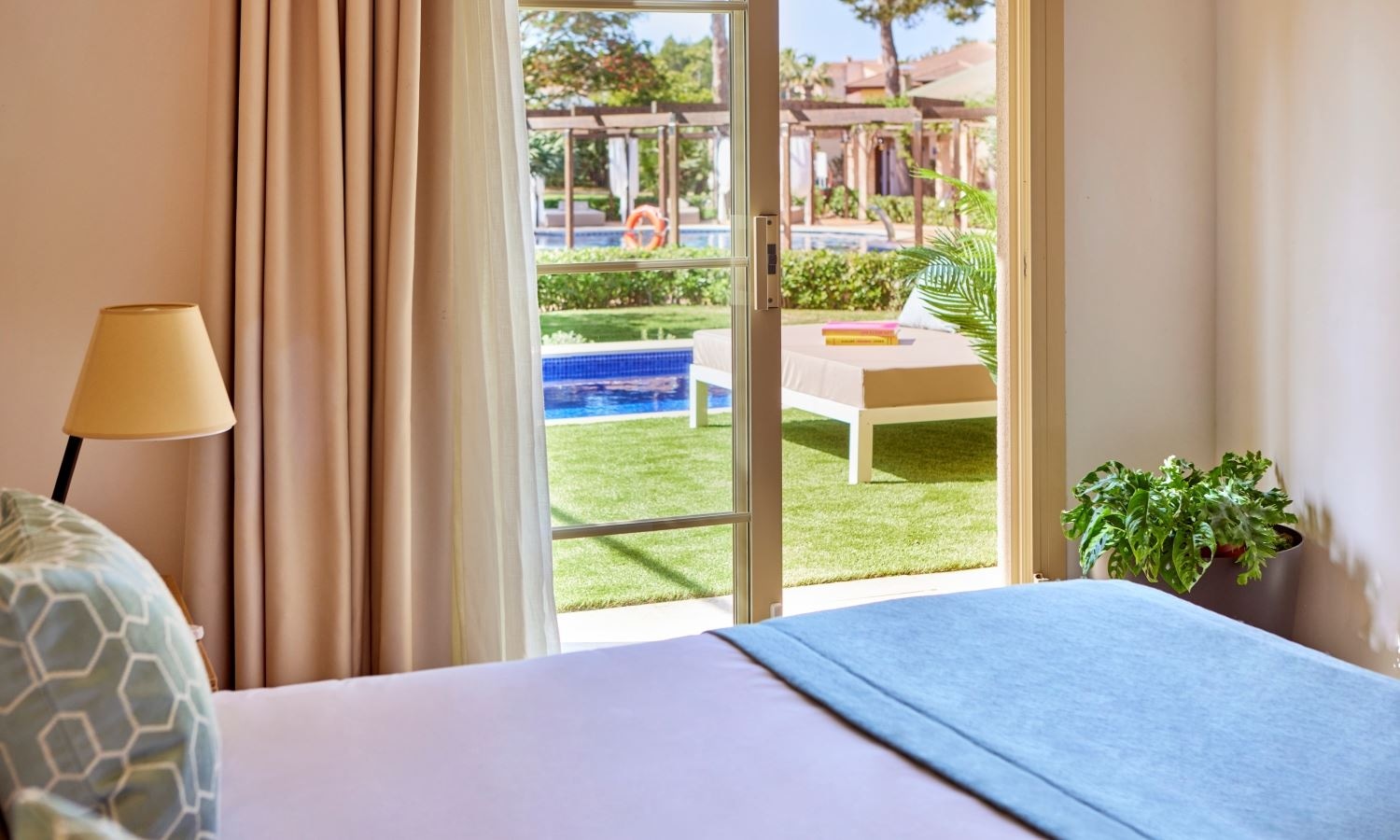 rooms-one-bedroom-swim-up-suite