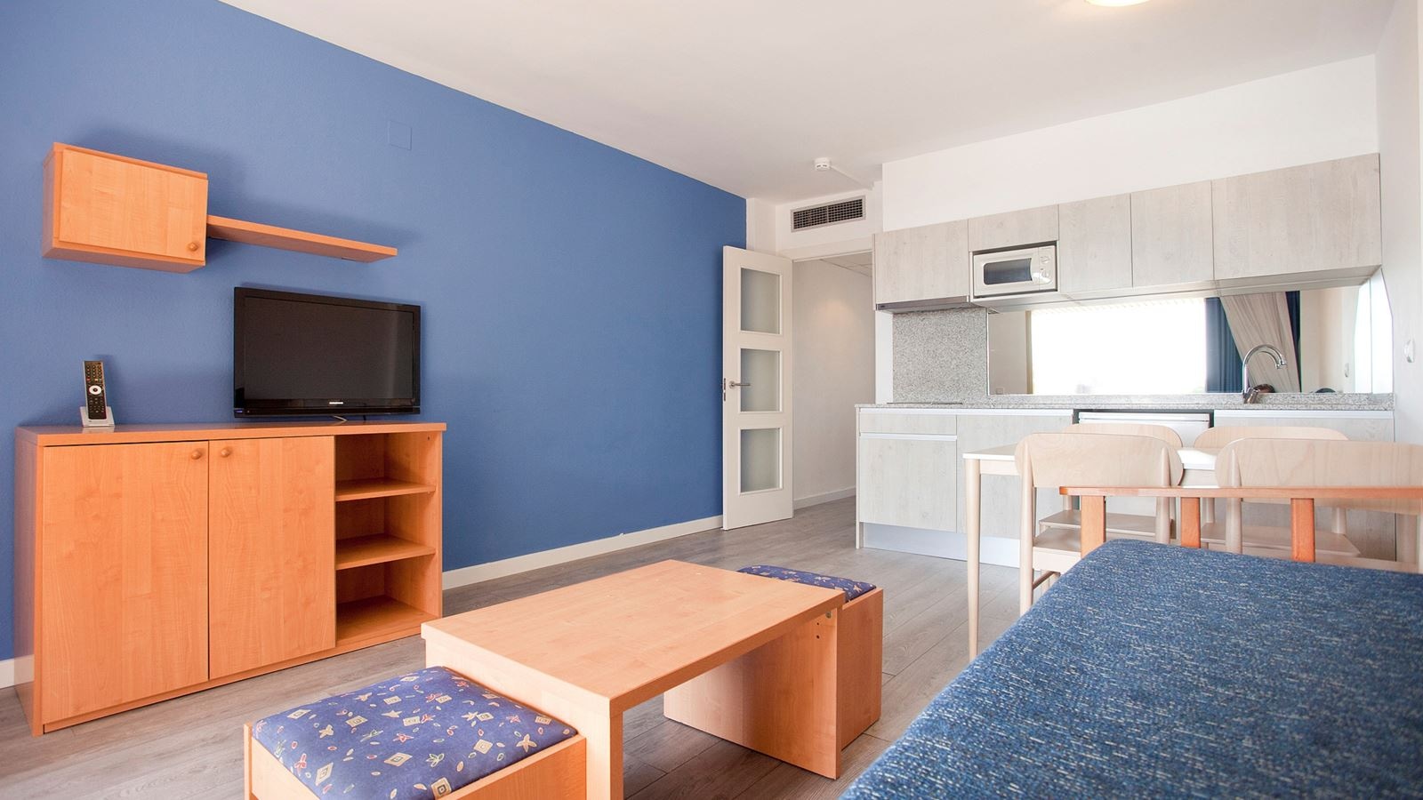 rooms-apartment-25-pax-with-balcony-or-terrace